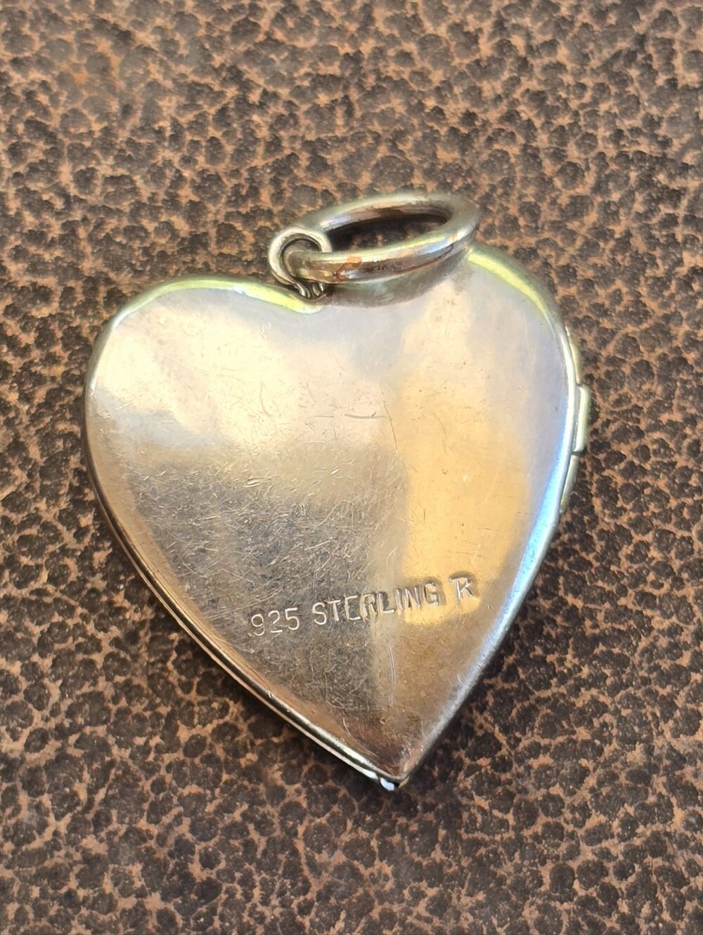 Brushed 925 sterling silver diamond star/sun burst center heart locket - Picture 3 of 16